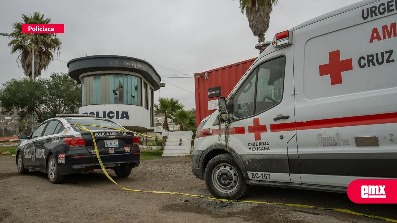EMX-Incendian-ambulancia-de-la-Cruz-Roja-en-Playas-de-Tijuana;-no-hubo-lesionados