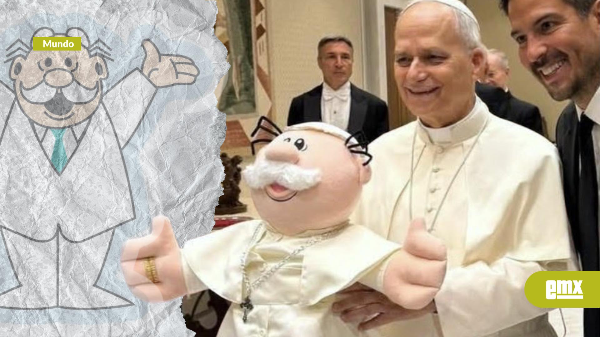 EMX-El-Papa-León-XIV-recibe-un-peluche-del-Dr.-Simi-en-el-Vaticano