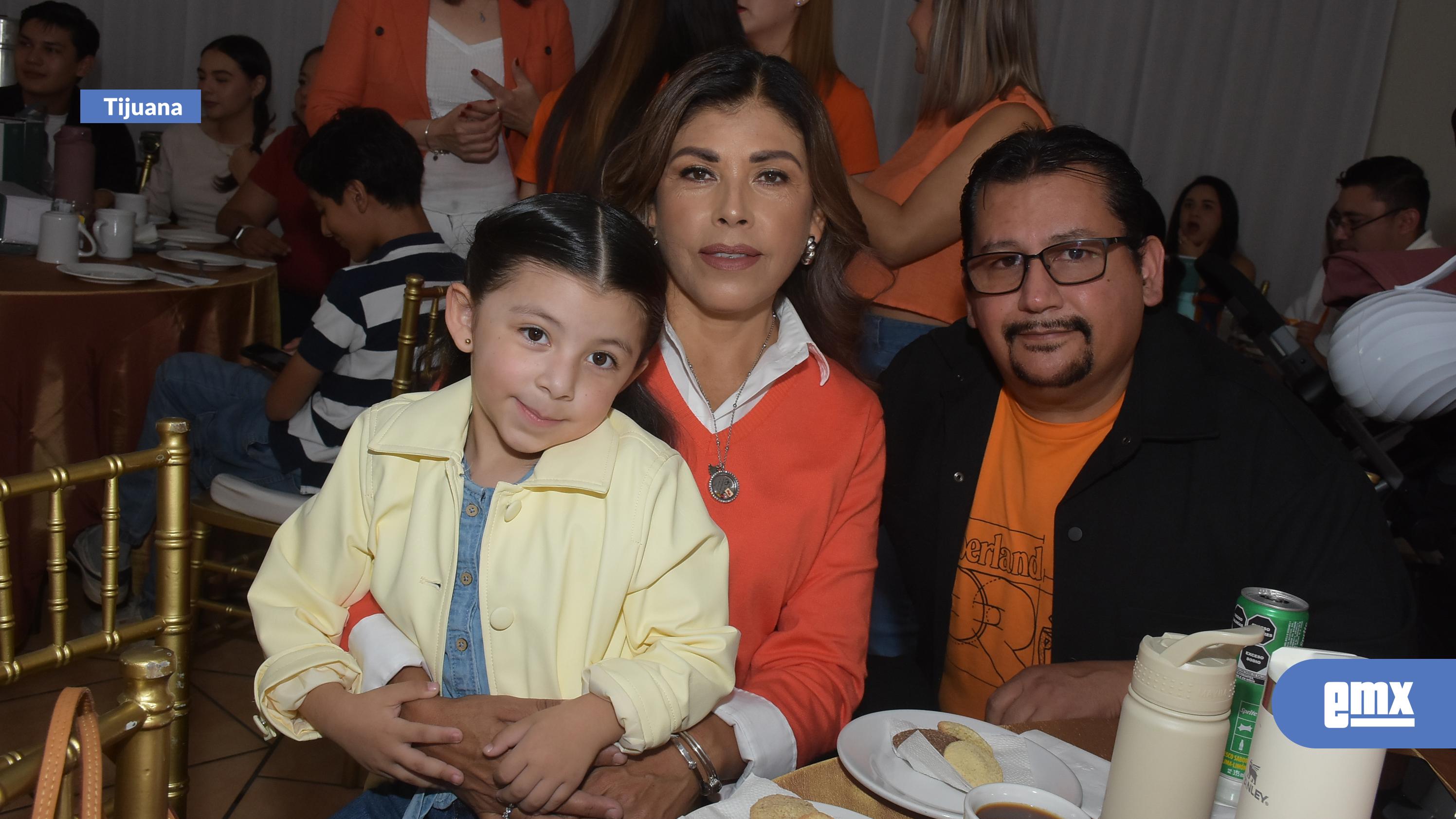 EMX-Con-divertida-y-amena-convivencia-festejan-unión-de-las-familias-tijuanenses