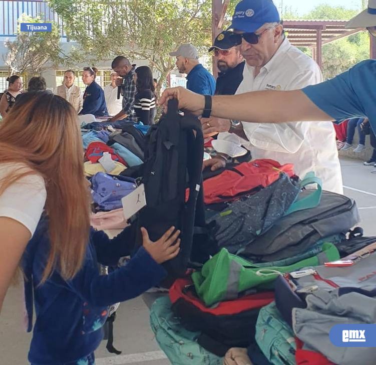 EMX-Entregan-Rotarios-de-Tijuana-más-de-mil-mochilas-a-estudiantes-de-primaria