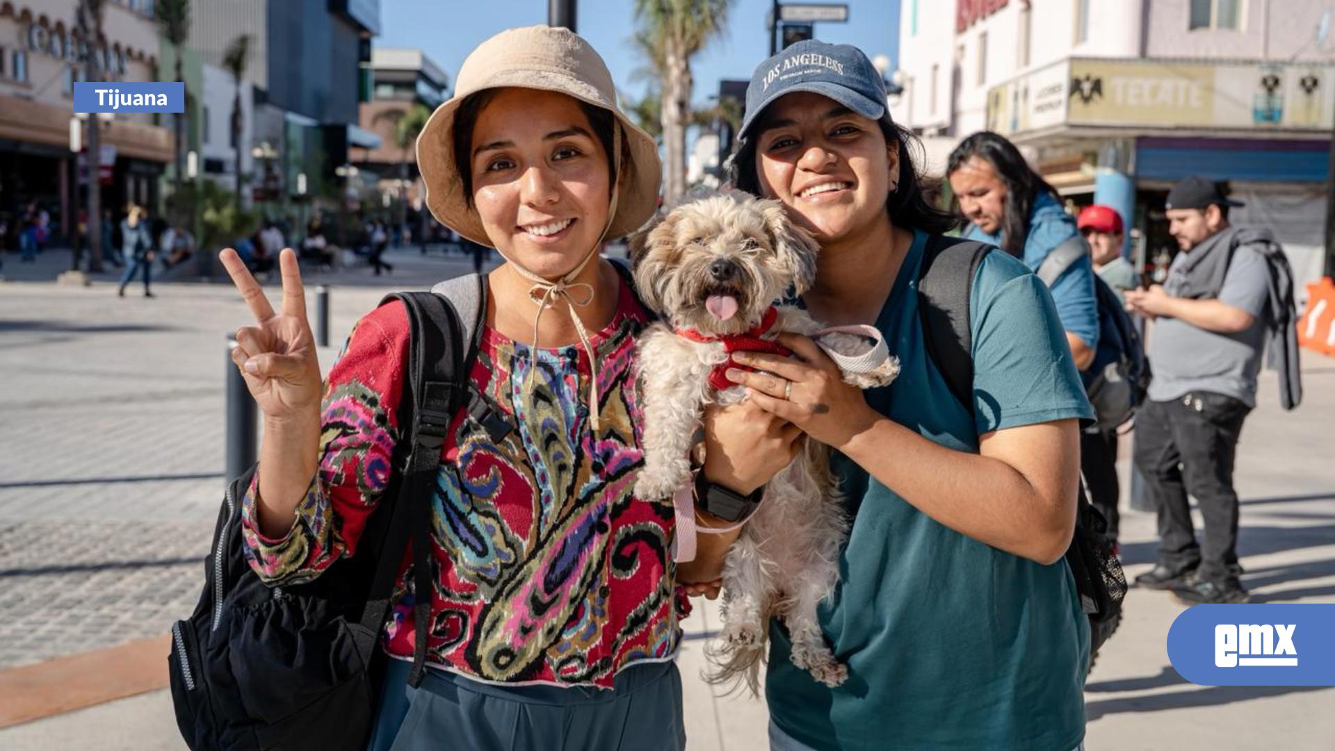EMX-Familias-y-mascotas-disfrutan-de-la-renovada-Avenida-Revolución