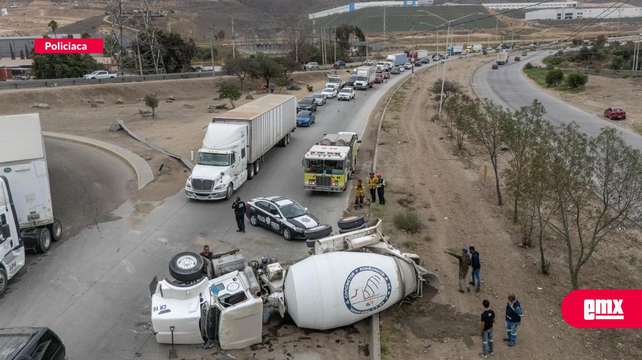 EMX-Camión-de-concreto-se-vuelca-sobre-el-bulevar-2000