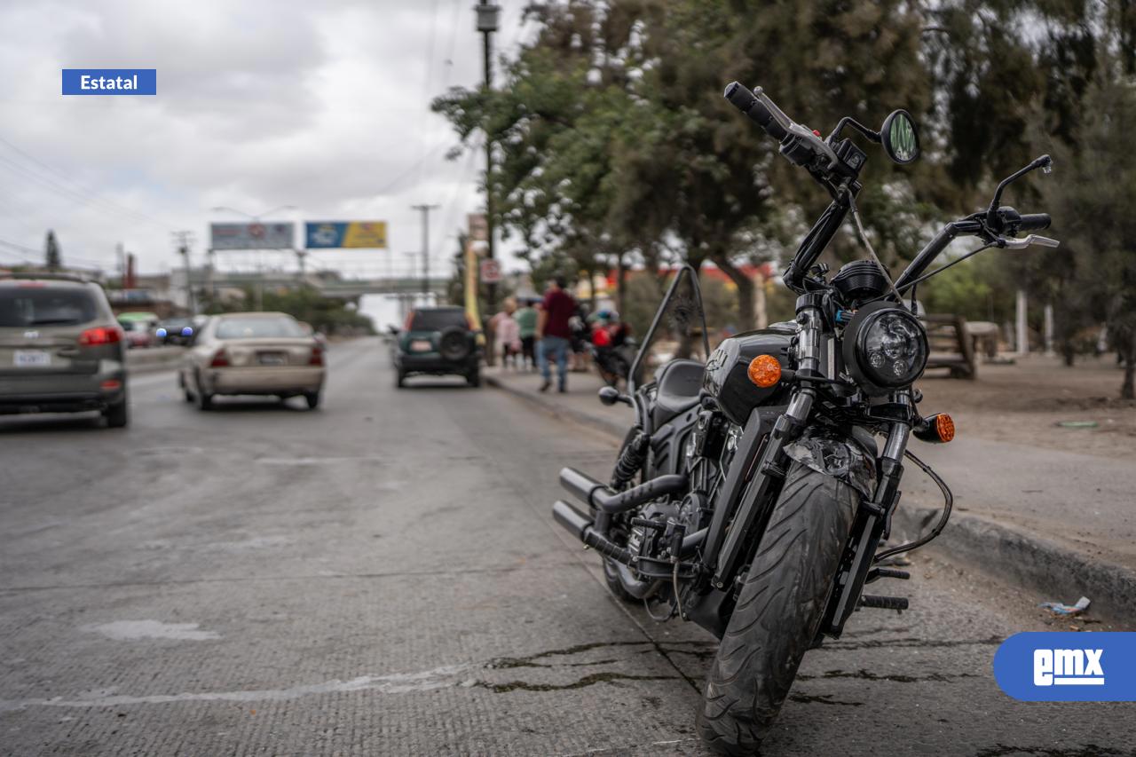 EMX-Motociclista-choca-contra-automóvil-en-bulevar-Gustavo-Díaz-Ordaz
