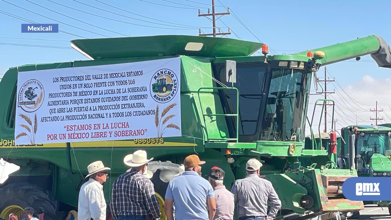 EMX-Campesinos-bloquean-carretera--por-falta-de-apoyo-al-campo