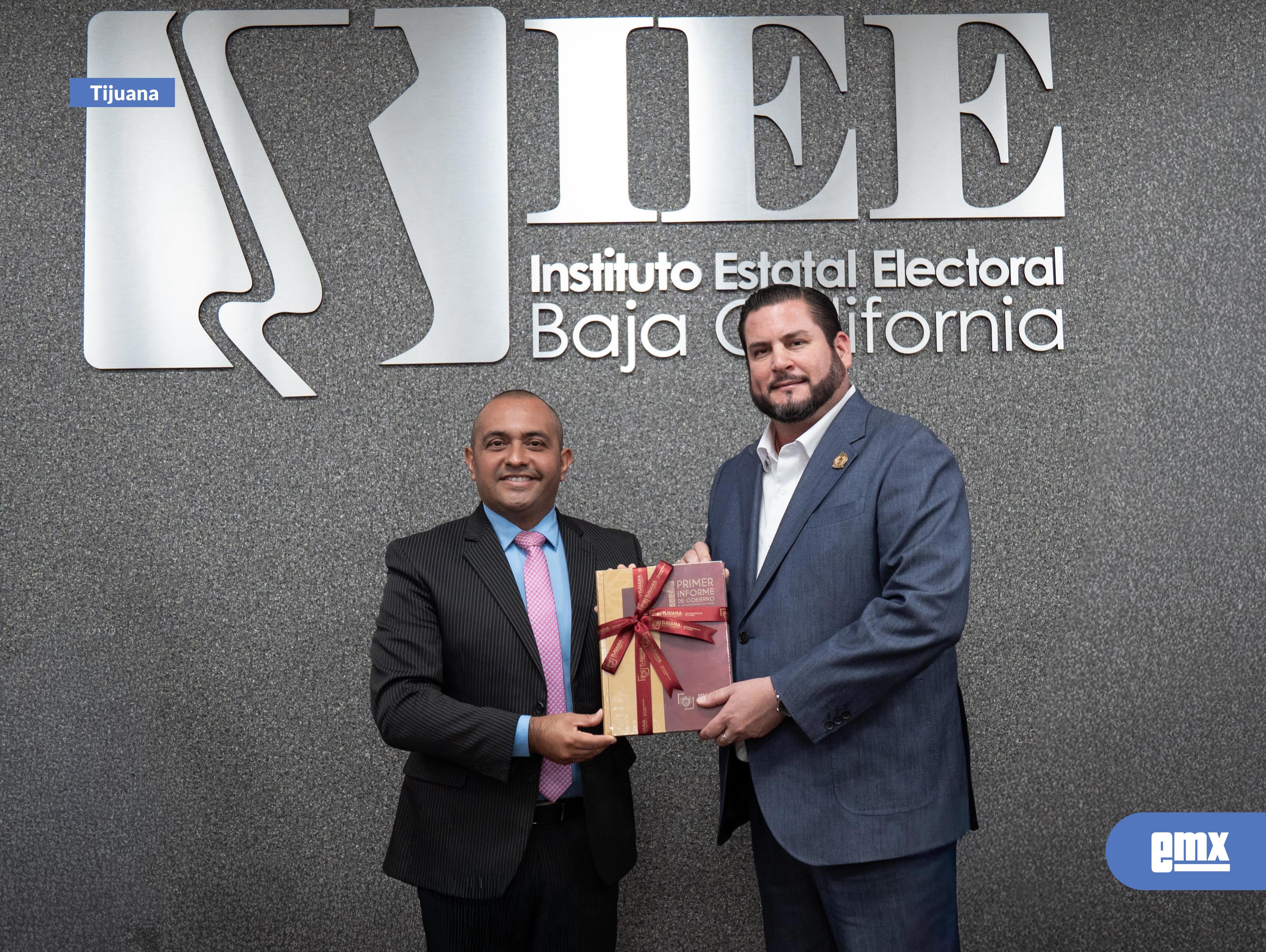 EMX-Entrega-Ismael-Burgueño-Ruiz-Primer-Informe-de-Labores-del-XXV-Ayuntamiento-de-Tijuana-al-Instituto-Estatal-Electoral-de-Baja-California