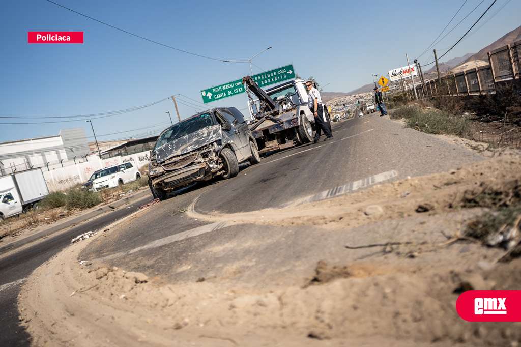 EMX-Volcadura-en-la-carretera-Libre-Tijuana–Tecate;-automovilista-resulta-ileso