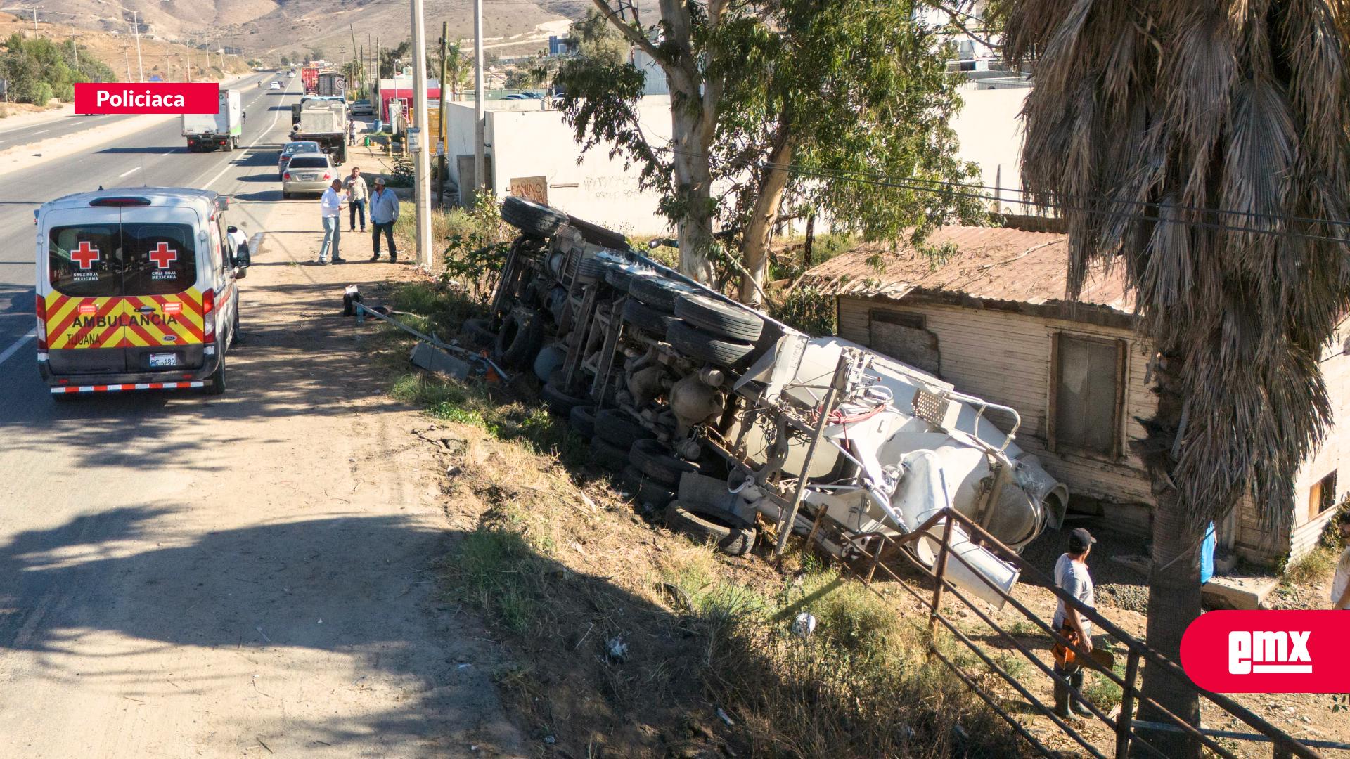 EMX-Camión-revolvedor-de-cemento-termina-volcado-en-la-carretera-libre-Tijuana-Tecate