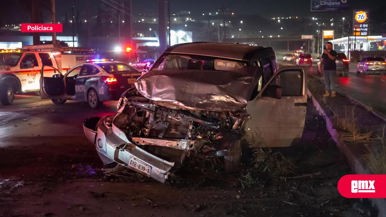 EMX-Fuerte-choque-en-bulevar-Lázaro-Cárdenas;-hombre-termina-prensado
