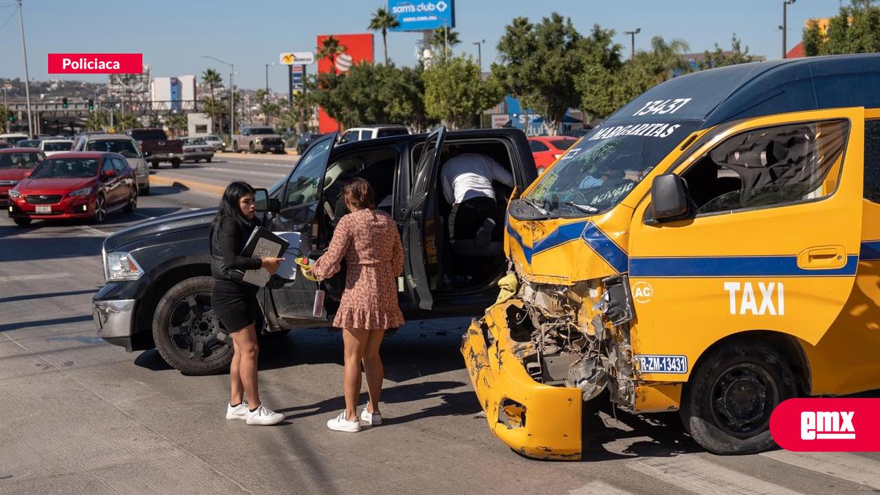 EMX-Fuerte-accidente-en-el-bulevar-Insurgentes-deja-varios-lesionados,-entre-ellos-una-mujer-embarazada;-un-taxi-de-ruta-involucrado