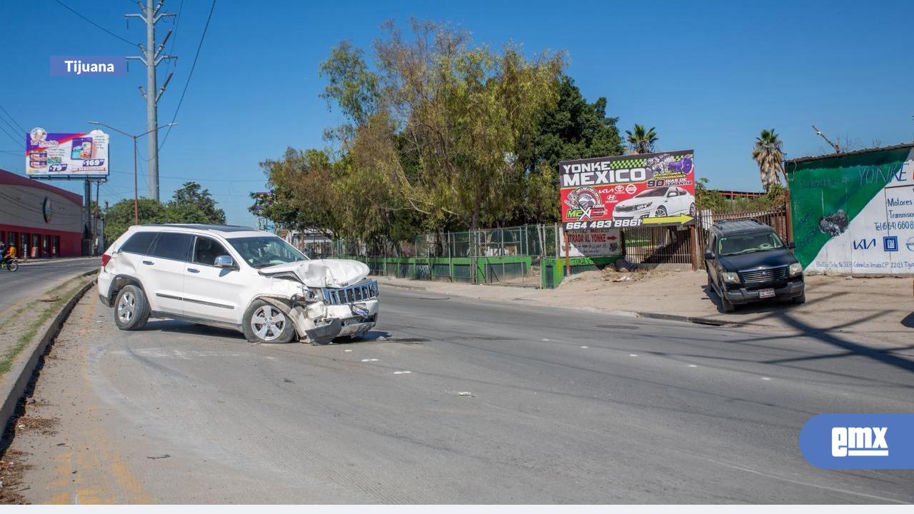 EMX-Aparatoso-accidente-en-Los-Pinos-deja-daños-materiales,-sin-lesionados