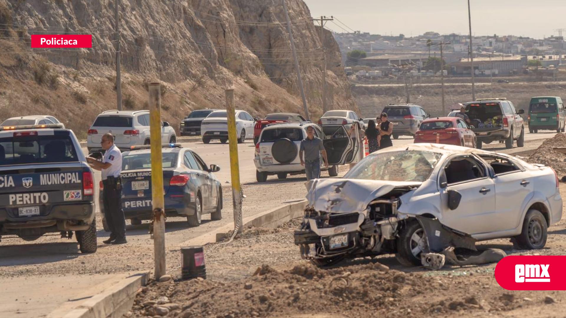 EMX-Joven-sufre-volcadura-sobre-la-carretera-libre-Tijuana–Rosarito