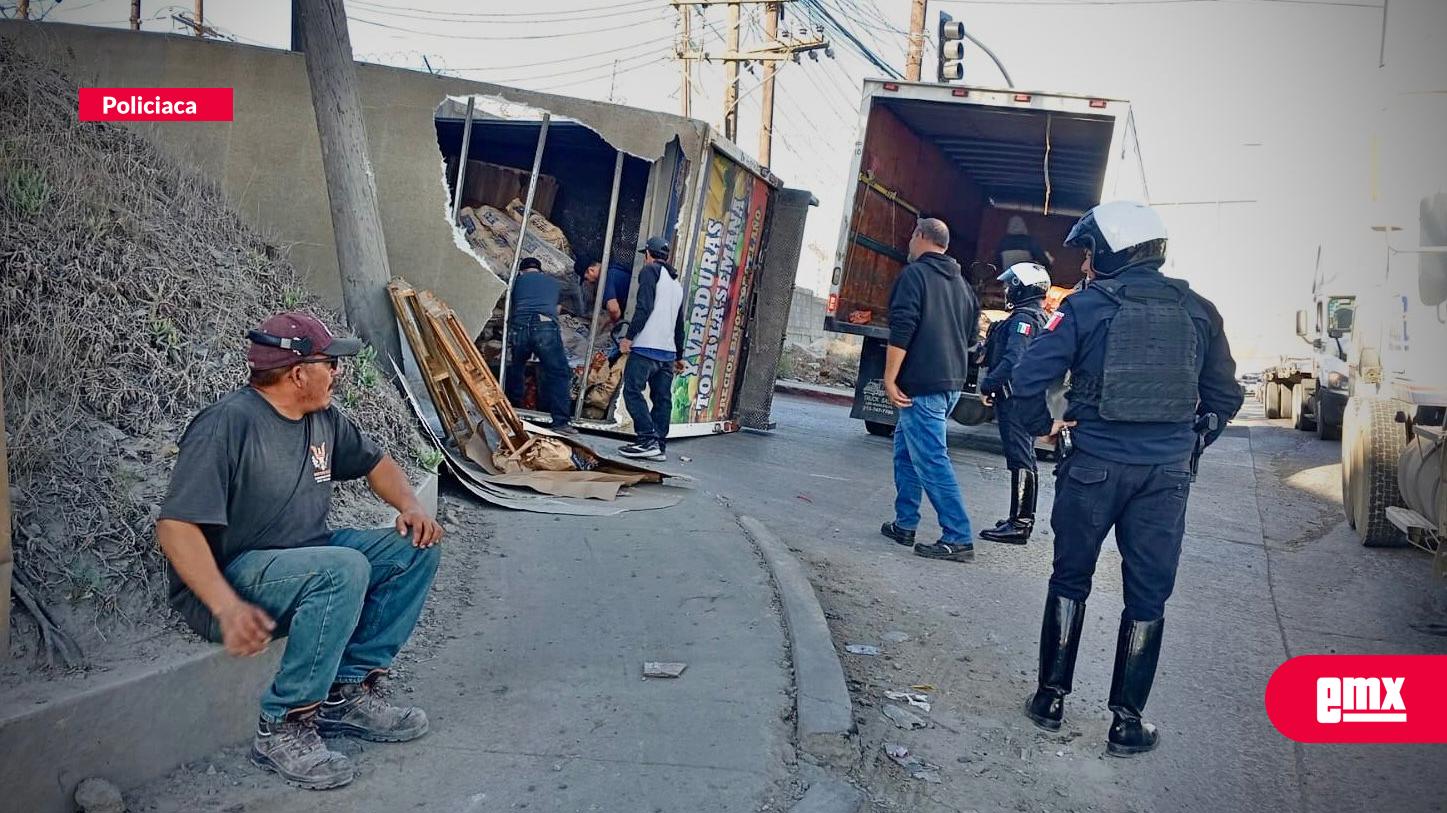 EMX-Volcadura-de-camión-con-papas-en-“El-Realito”-provoca-cierre-vehicular