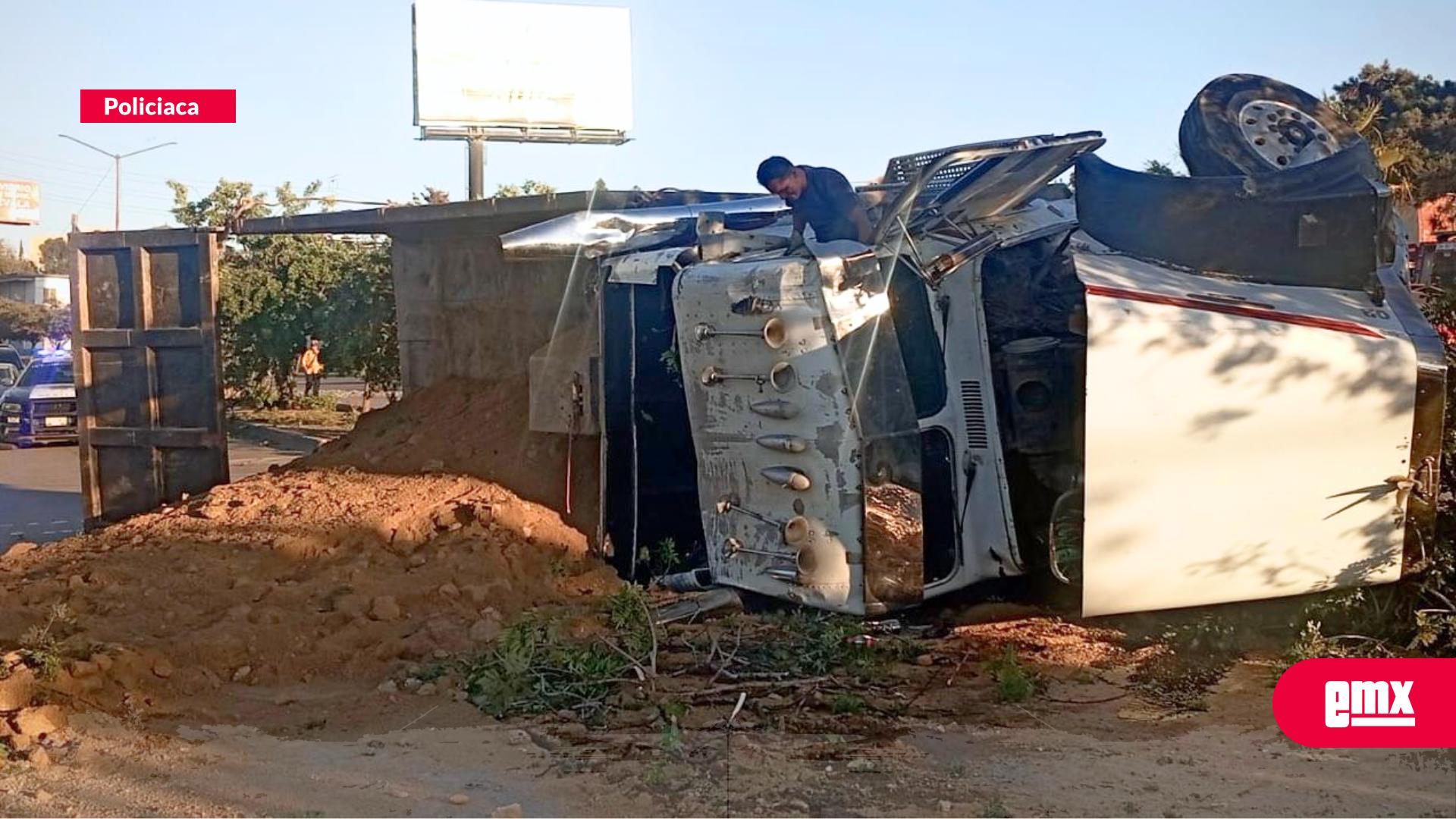 EMX-Volcadura-de-camión-genera-caos-vial-en-bulevar-Casa-Blanca