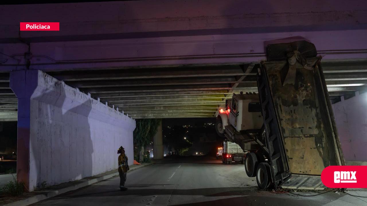 EMX-Falla-mecánica-deja-camión-atorado-bajo-puente-rumbo-a-Playas-de-Tijuana