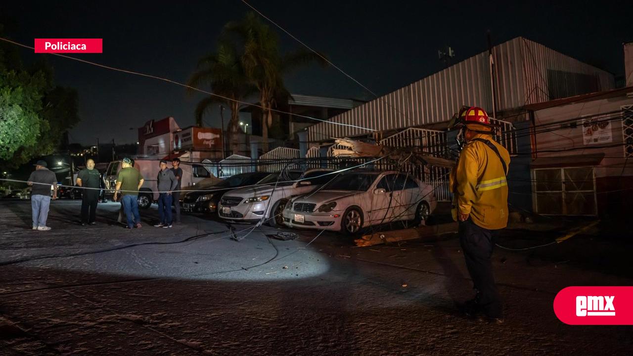 EMX-Camión-derriba-poste-y-causa-afectaciones-en-la-colonia-Ampliación-Guaycura