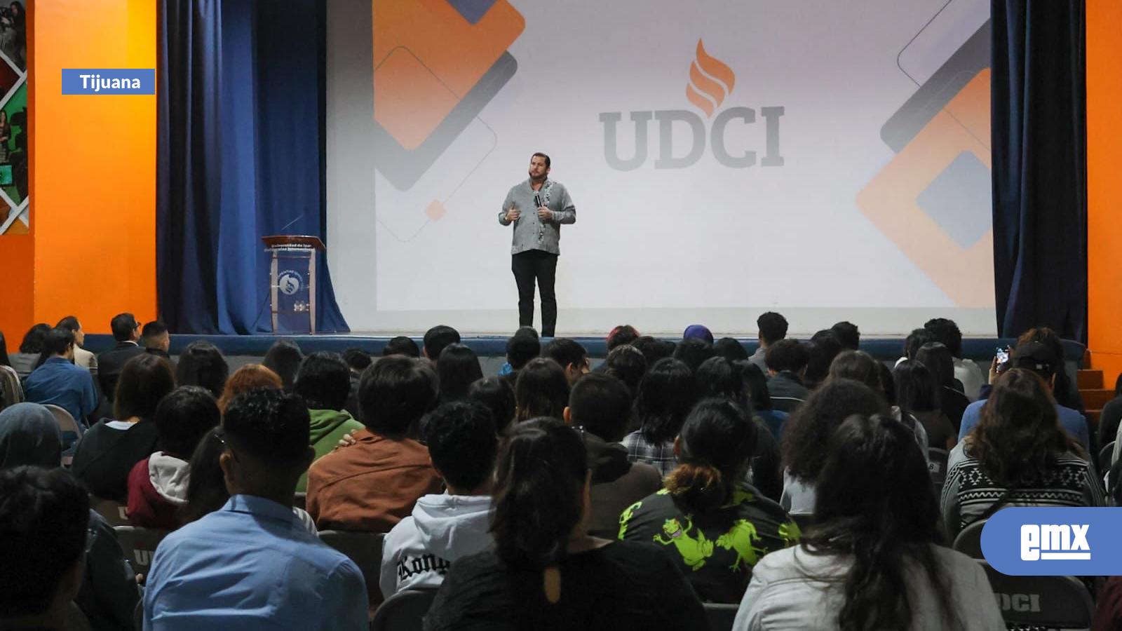 EMX-Participa-alcalde-Ismael-Burgueño-en-diálogo-con-la-comunidad-estudiantil-de-la-UDCI