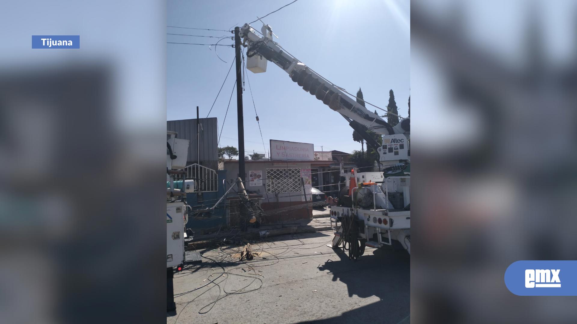EMX-Por-choque-personal-de-CFE-repara-transformador-para-reinstalar-luz