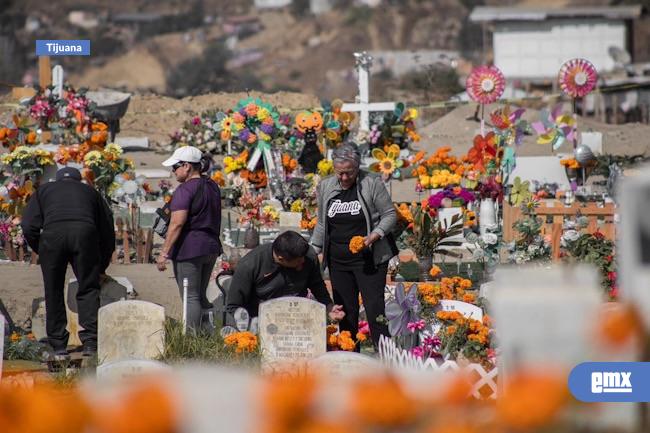EMX-Realizan-limpieza-y-refuerzan-vigilancia-en-panteones-municipales-previo-a-Día-de-Muertos