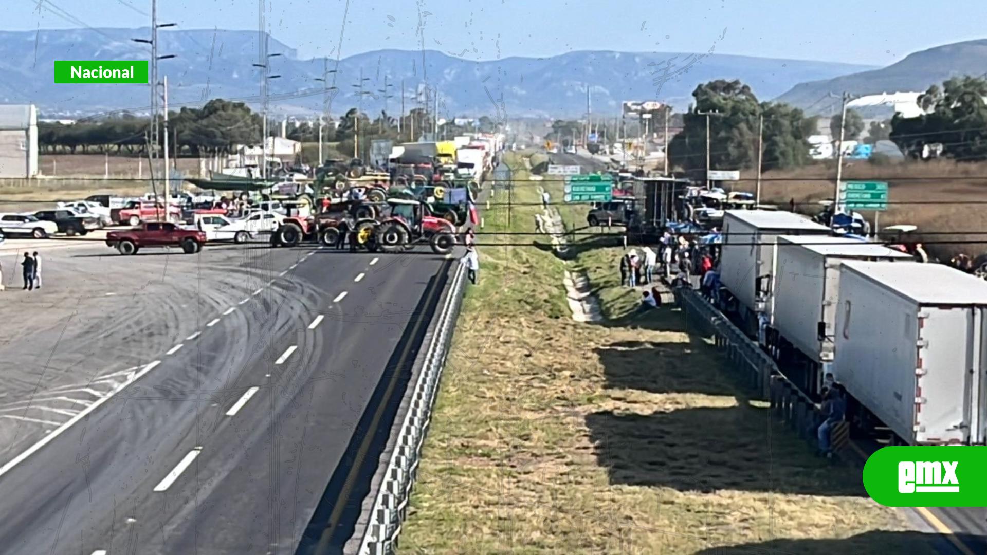 EMX-Agricultores-bloquean-la-carretera-León–Silao-por-falta-de-acuerdos-con-el-Gobierno-Federal