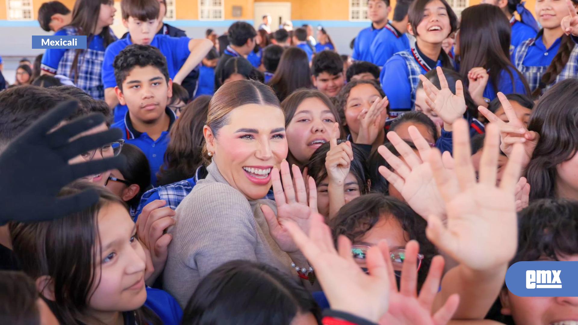 EMX-Marina-del-Pilar-entrega-uniformes-y-mochilas-a-alumnos-de-la-Secundaria-Estatal-No.-23;-insiste-en-apoyo-para-que-ningún-joven-deje-de-estudiar