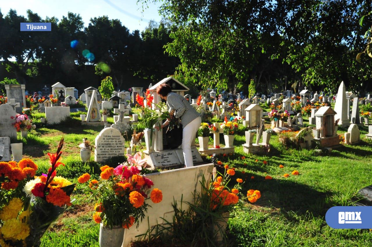 EMX-Invitan-a-visitar-los-14-panteones-municipales-en-orden-y-con-respeto