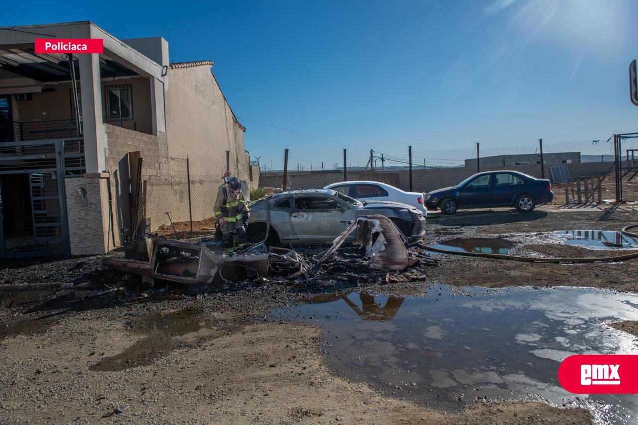 EMX-Incendio-destruye-un-"motor-home"-y-un-Camaro-en-Indeco-Universidad