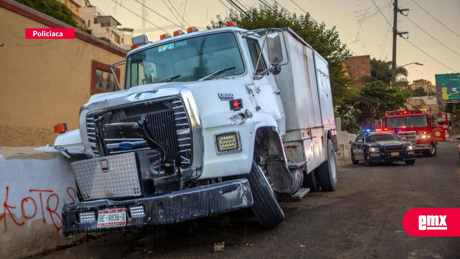 EMX-Camión-de-carga-pierde-frenos-y-chofer-evita-accidente-mayor
