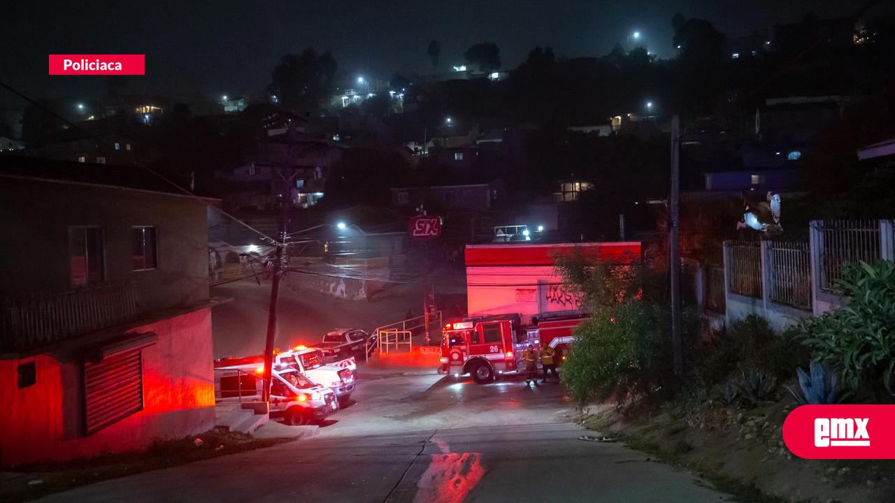 EMX-Incendio-destruye-vivienda-de-madera-en-la-colonia-Ciudad-Jardín