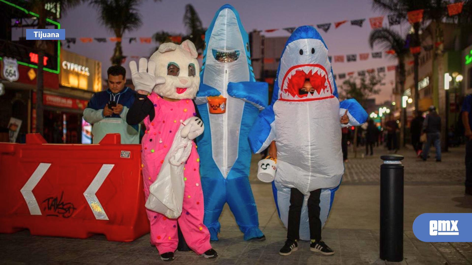 EMX-Superhéroes,-catrinas-y-monstruos-toman-la-avenida-Revolución-por-Halloween