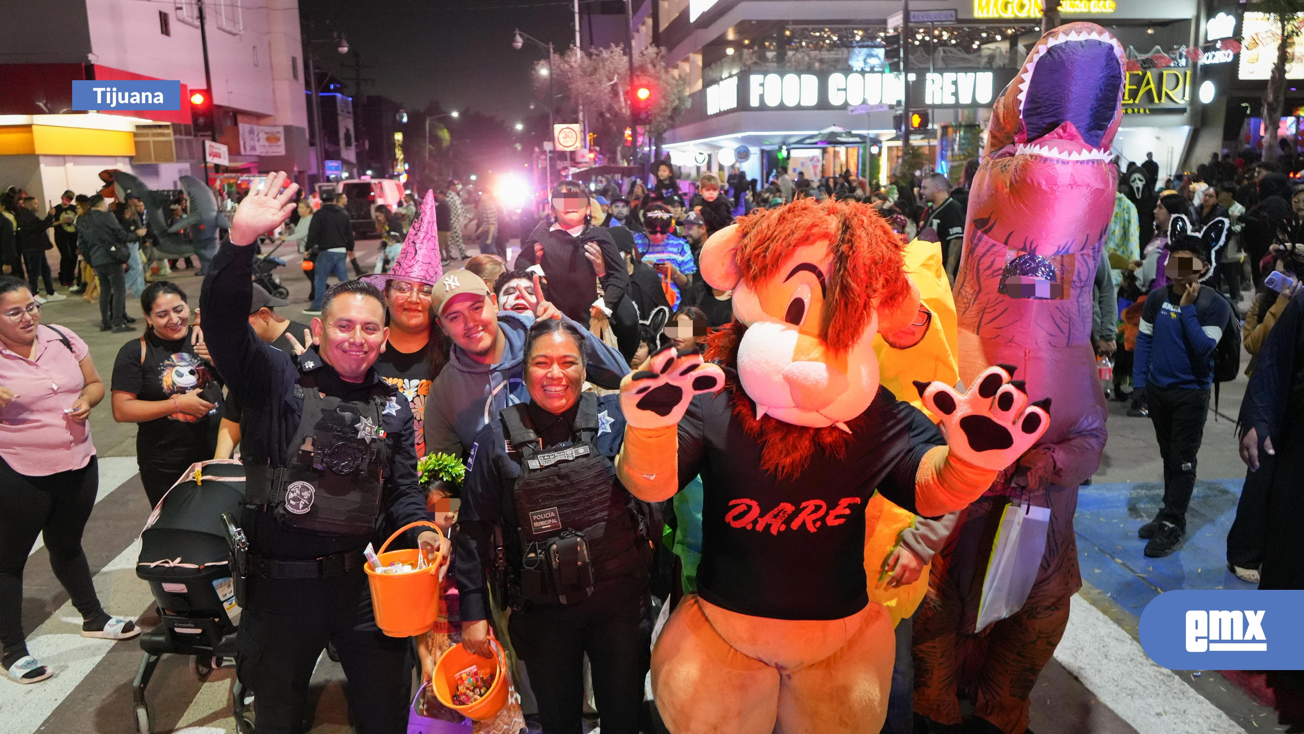 EMX-Tijuanenses-salen-a-divertirse-a-las-calles-con-seguridad-durante-el-Día-de-Brujas