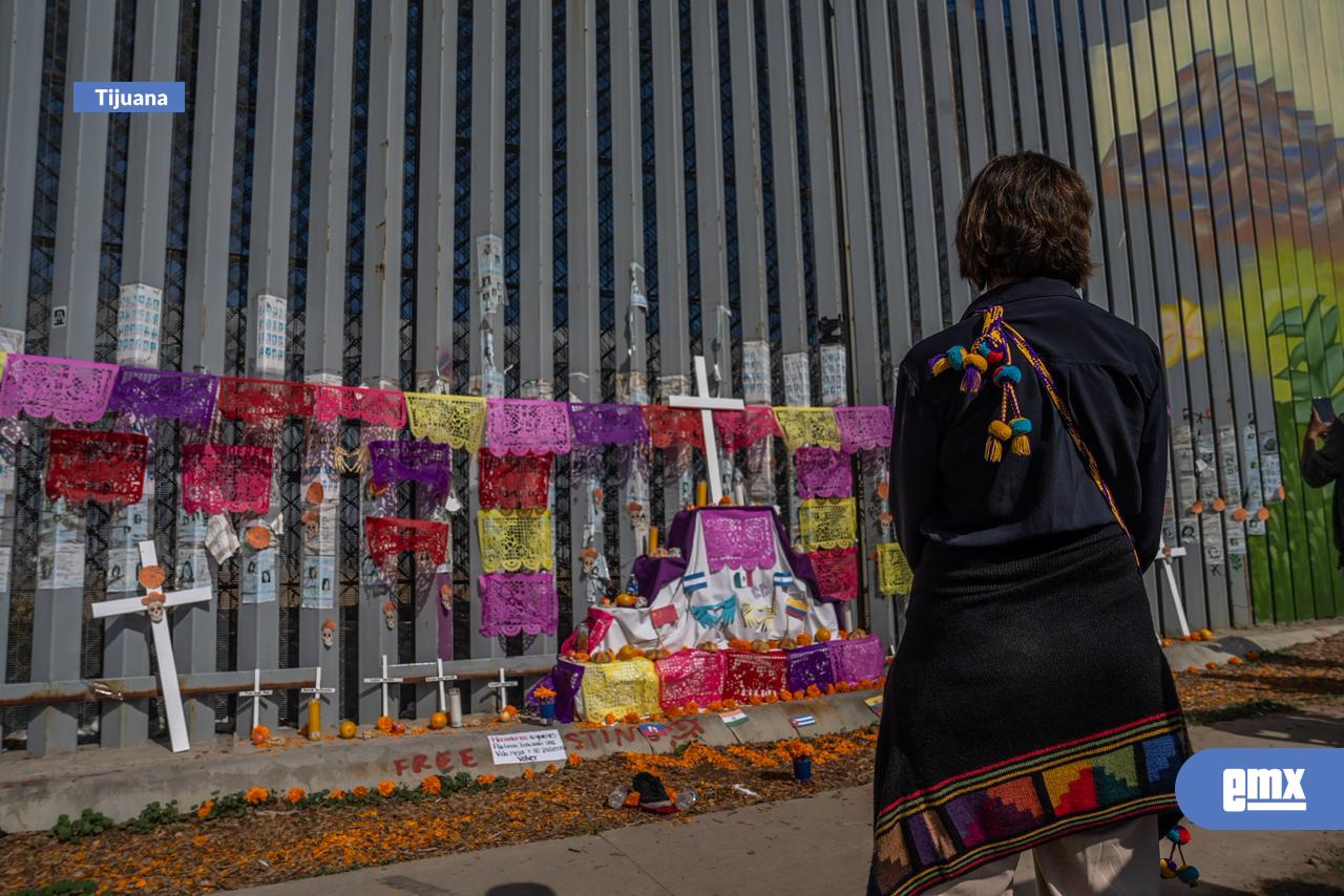 EMX-Colocan-altar-de-muertos-en-el-muro-fronterizo-de-Playas-de-Tijuana-en-memoria-de-migrantes-fallecidos