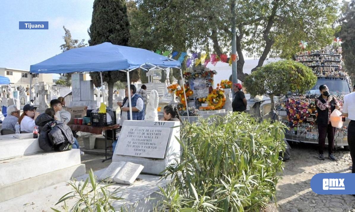 EMX-Miles-de-personas-acudieron-a-los-panteones-con-motivo-del-Día-de-Muertos