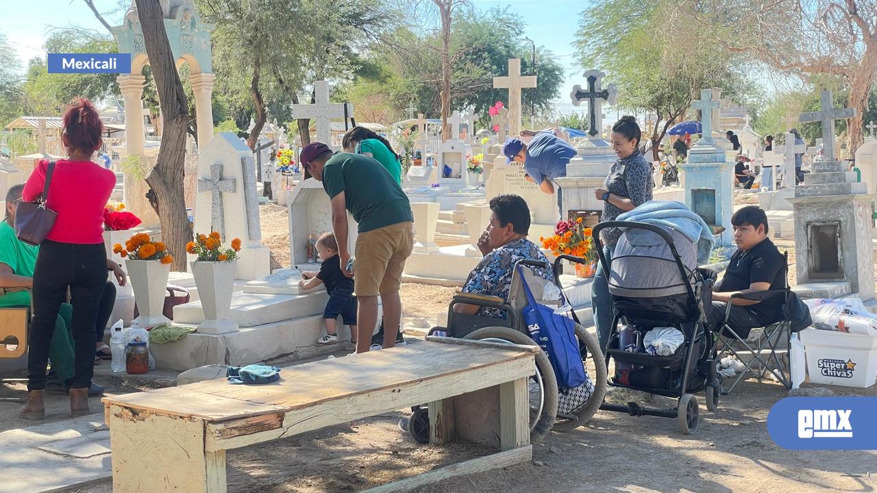 EMX-Visitan-mexicalenses-panteones