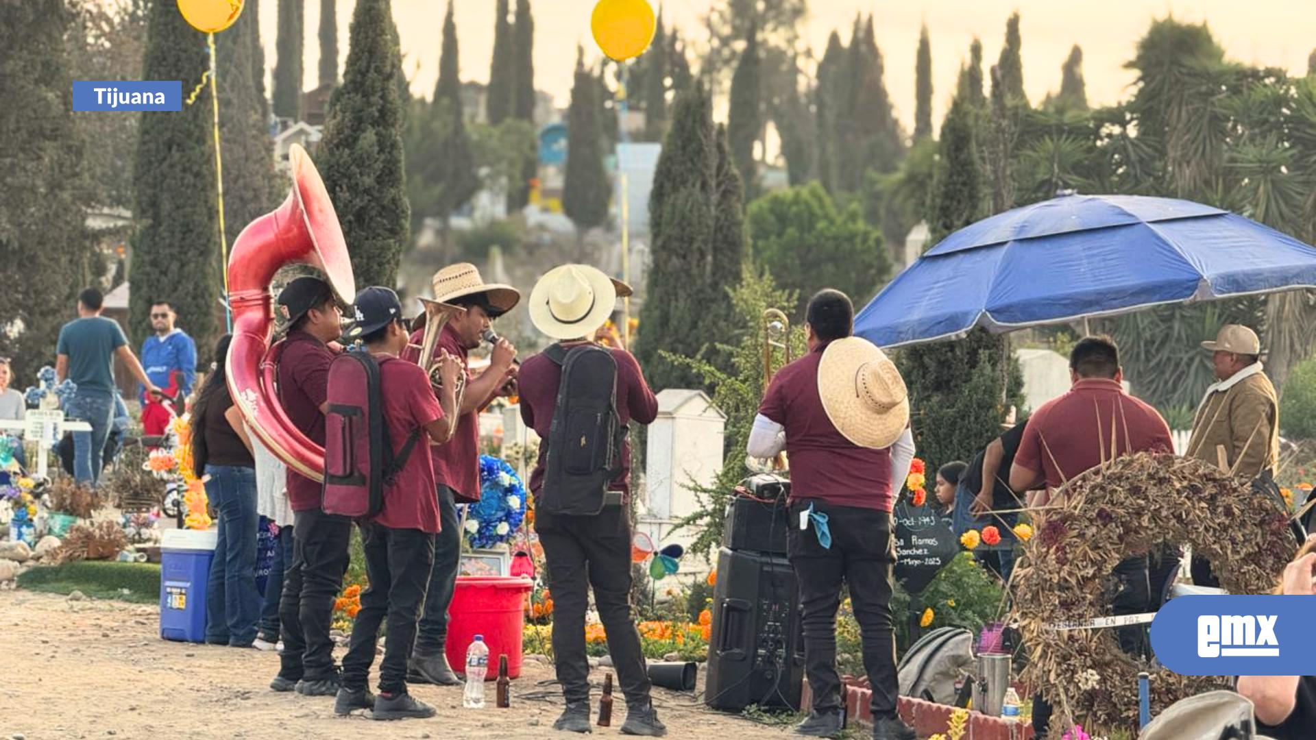 EMX-Familias-se-reúnen-en-el-Panteón-para-honrar-a-sus-difuntos-en-el-Día-de-Muertos
