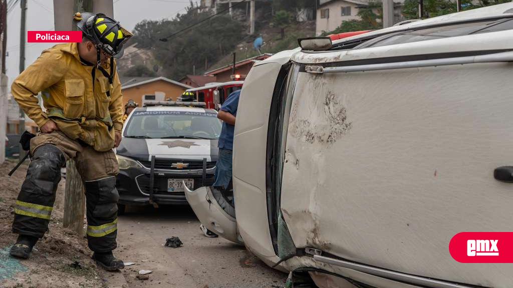 EMX-Volcadura-frente-a-preescolar-en-la-colonia-Pinos-de-Nares;-conductor-resulta-con-lesiones-menores