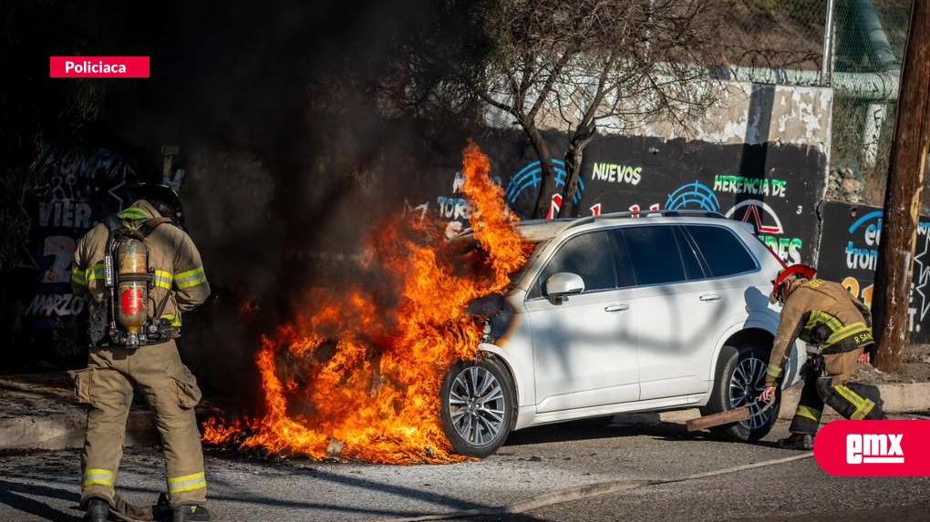 EMX-Vehículo-se-incendia-en-el-bulevar-Fundadores