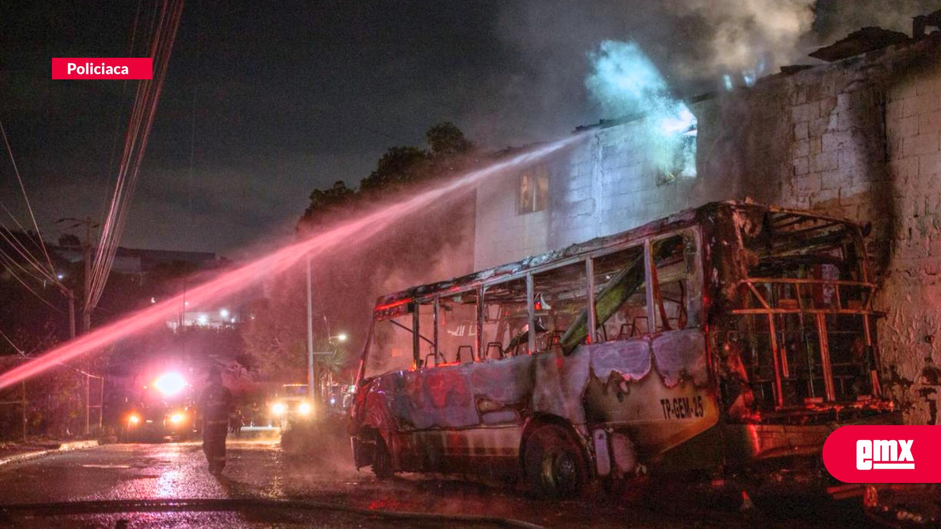 EMX-Se-incendia-camión-y-el-fuego-daña-cuartería-en-la-colonia-Planetario;-rescatan-conejos