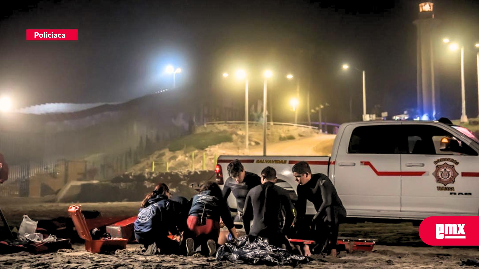 EMX-Salvavidas-rescatan-a-hombre-atrapado-en-el-muro-fronterizo-en-Playas-de-Tijuana