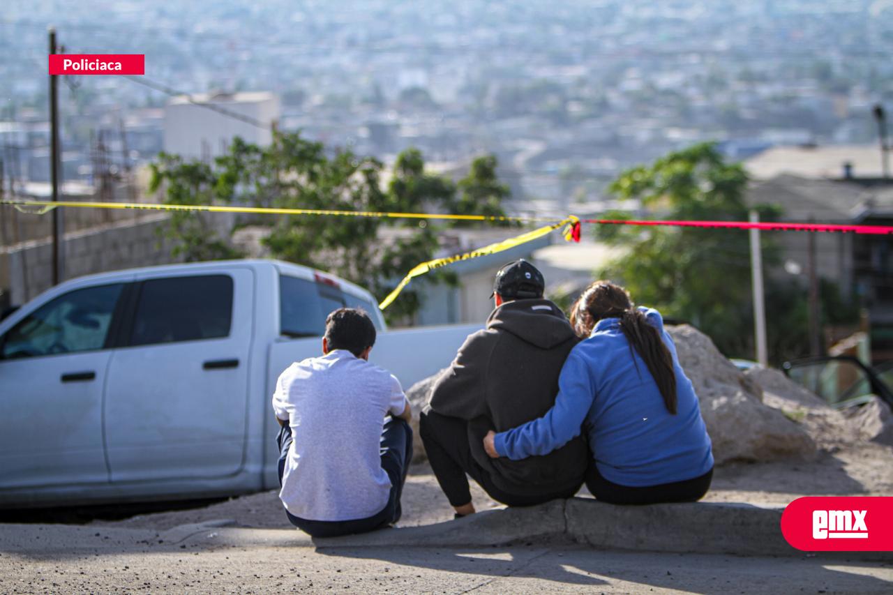 EMX-Hallan-a-dos-hombres-sin-vida-dentro-de-un-auto-en-Altiplano