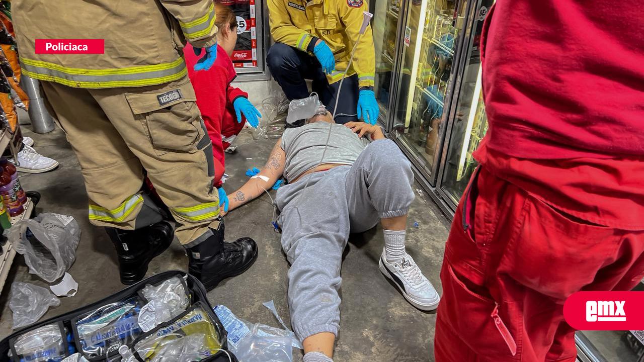 EMX-Hombre-es-atendido-por-presunta-sobredosis-en-licorería-de-la-Zona-Centro