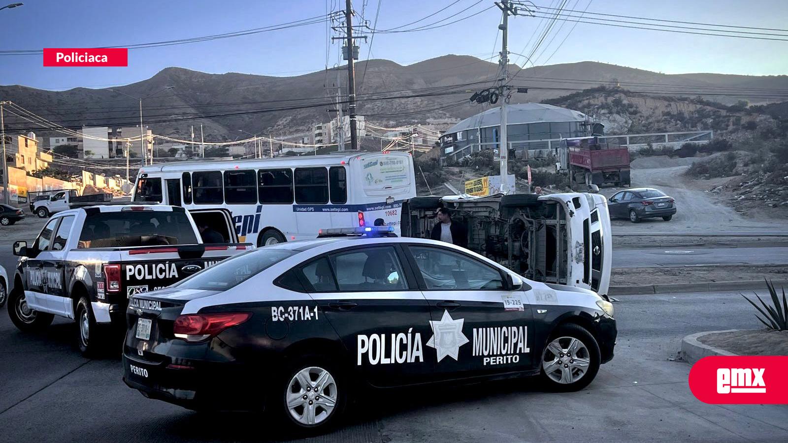 EMX-Choque-entre-camión-de-transporte-de-personal-y-taxi-de-ruta-provoca-volcadura-en-Natura