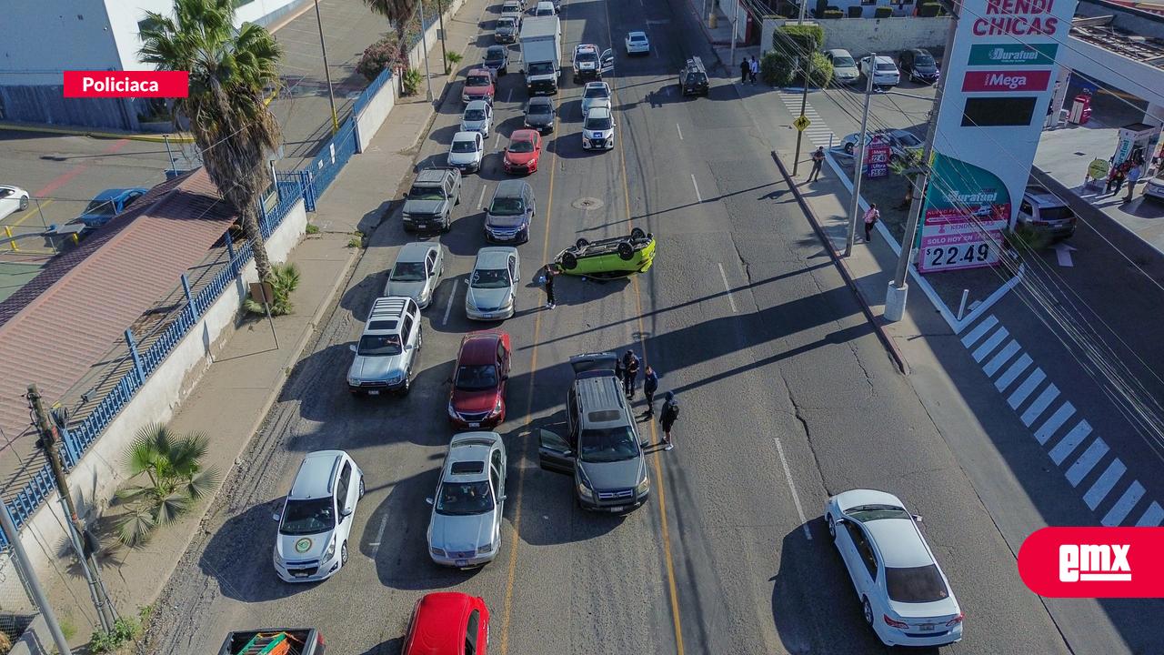 EMX-Auto-termina-volcado-tras-choque-entre-tres-vehículos-en-Baja-Máq-El-Águila