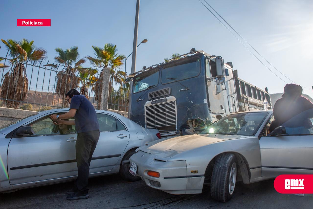 EMX-Dompe-sin-frenos-provoca-carambola-de-seis-autos-en-la-Vía-Rápida-Oriente