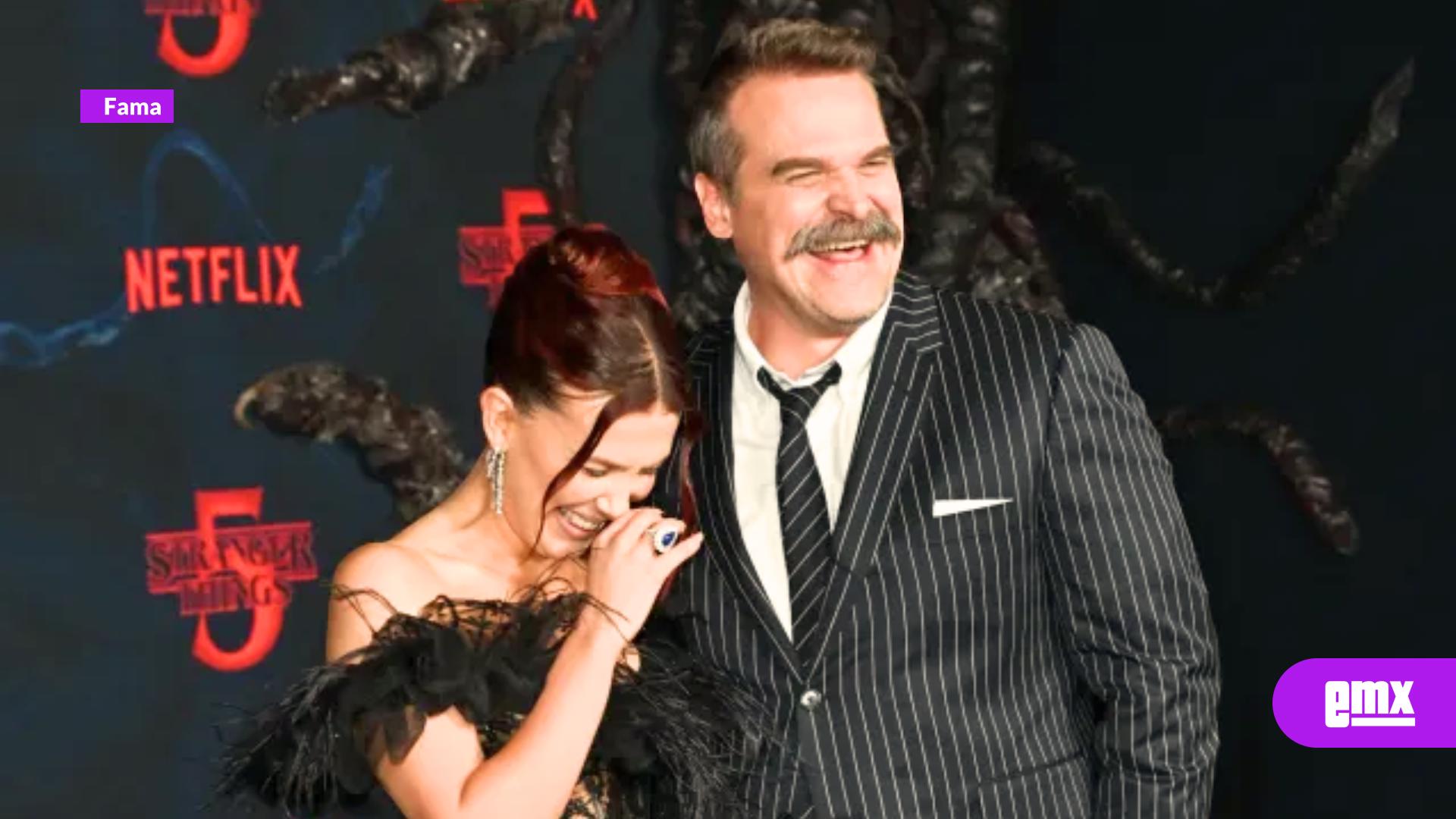 EMX-Millie-Bobby-Brown-y-David-Harbour-se-reencuentran-en-el-estreno-final-de-Stranger-Things-tras-rumores-de-acoso