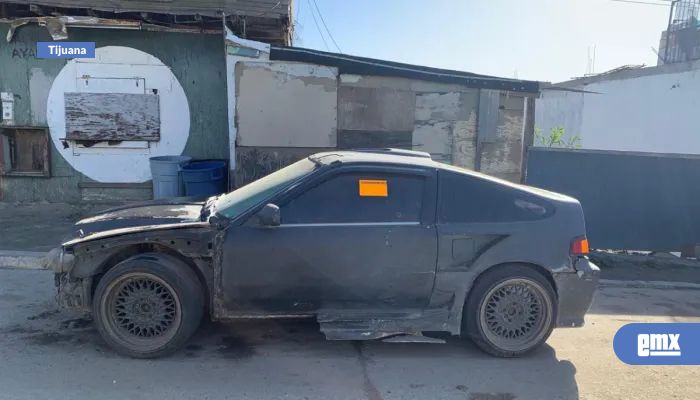 EMX-Retiran-autos-abandonados-de-la-vía-pública-de-Tijuana