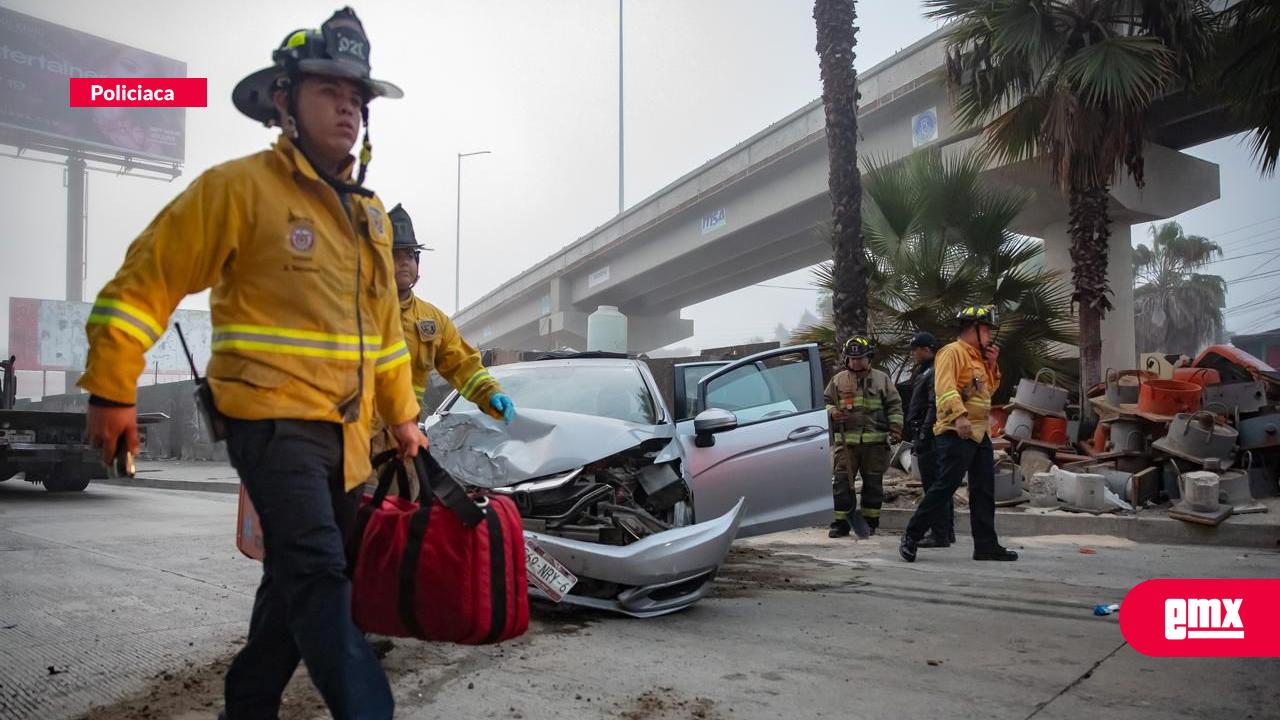 EMX-Automóvil-se-impacta-contra-muro-del-viaducto-en-la-Avenida-Internacional