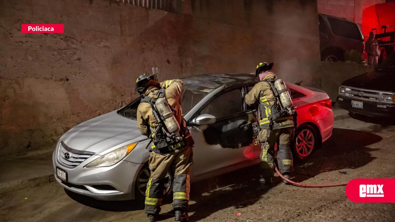 EMX-Bomberos-sofocan-incendio-de-vehículo-en-Cañón-Oasis