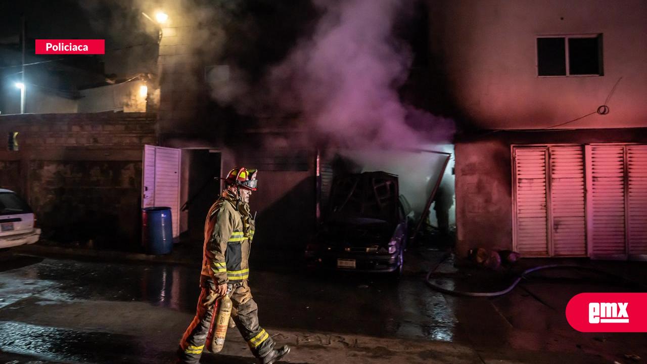 EMX-Se-incendia-cochera-en-la-colonia-3-de-Octubre;-auto-termina-calcinado