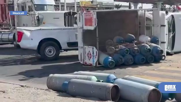EMX-Accidente-vehicular-involucra-a-unidad-repartidora-de-gas-en-Mexicali