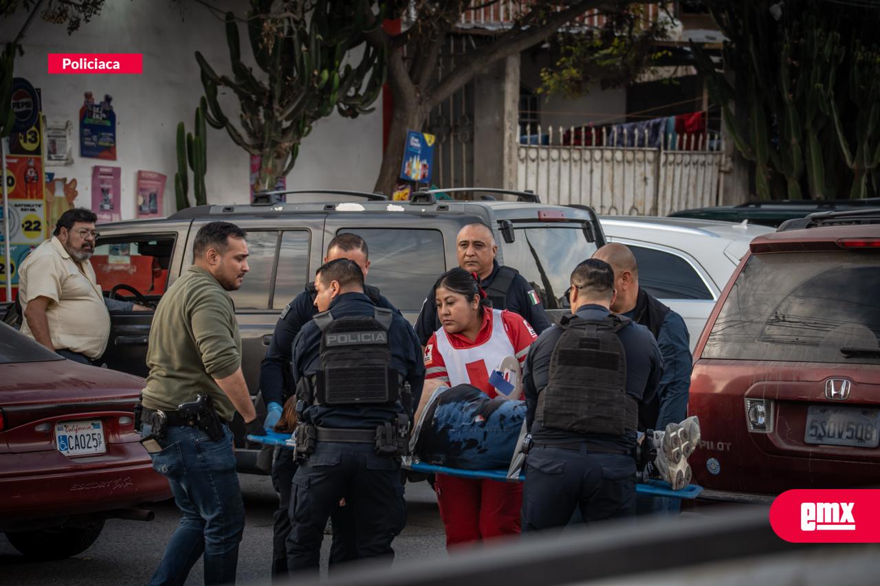 EMX-Mujer-resulta-lesionada-mientras-conducía-su-camioneta-en-la-colonia-Puerta-del-Sol